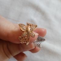 Anello di metallo alle farfalle con strass