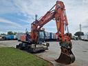 escavatore-hitachi-zx210w-gommato-con-benna