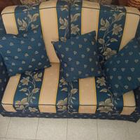 divani imbottiti e seduta confortevole 2/3 posti