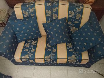 divani imbottiti e seduta confortevole 2/3 posti