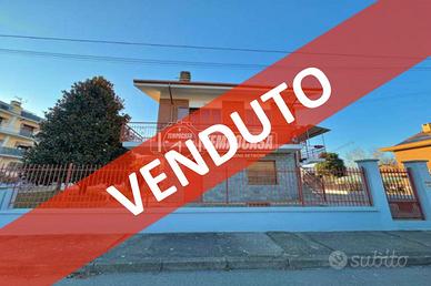 Villa bifamiliare libera sui quattro lati in zona