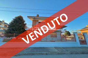 Villa bifamiliare libera sui quattro lati in zona