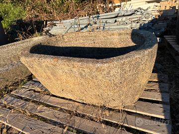 Vasca in pietra abbeveratoio