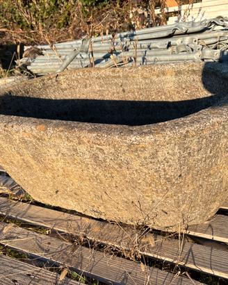 Vasca in pietra abbeveratoio