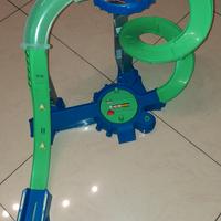Pista automobiline HotWheels con stazione a 8 led