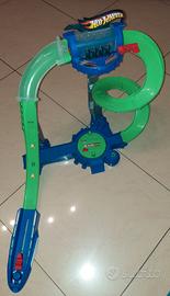 Pista automobiline HotWheels con stazione a 8 led
