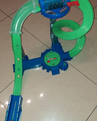 Pista automobiline HotWheels con stazione a 8 led