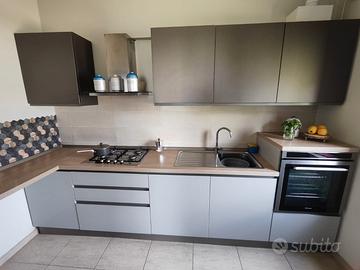 cucina con elettrodomestici 