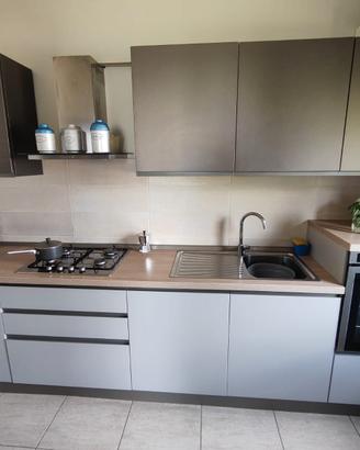cucina con elettrodomestici 