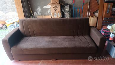 dono 2 divani 3 posti e una poltrona in pelle 