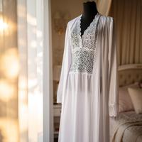 Vestaglia in seta con finiture in pizzo