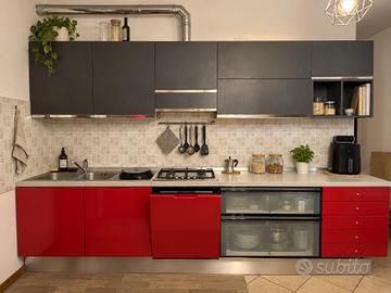 Cucina rossa e antracite con forno e piano cottura