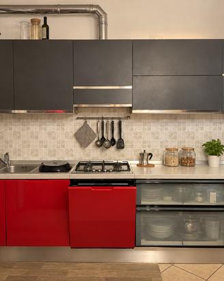 Cucina rossa e antracite con forno e piano cottura