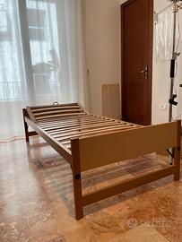 Letto singolo con doghe e spalliera inclinabile