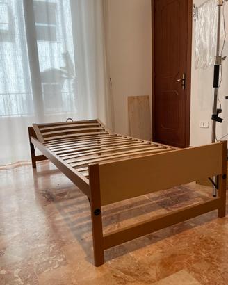 Letto singolo con doghe e spalliera inclinabile