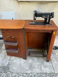 Macchina da cucire d’epoca NECCHI