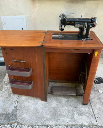 Macchina da cucire d’epoca NECCHI