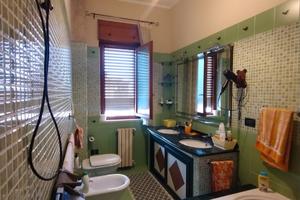 5 camere più servizi