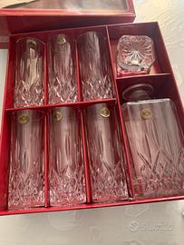 Bicchieri e bottiglia in cristallo