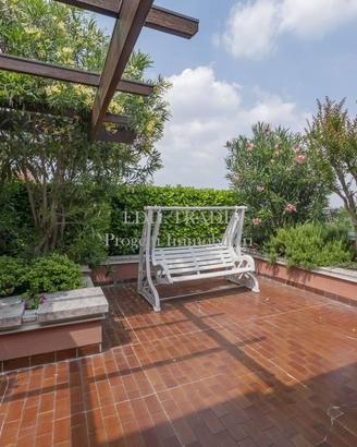 Attico / Mansarda di 213 m² con più di 5 locali e 