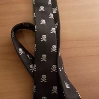 cravatta nera con teschi 