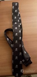 cravatta nera con teschi 