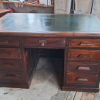 scrivania in legno 