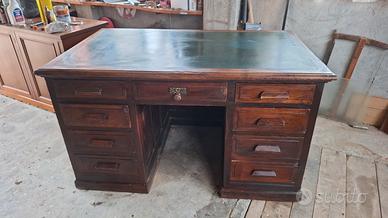 scrivania in legno 