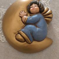 angelo che dorme sulla luna 