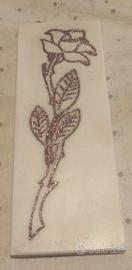 rosa incisa su marmo bianco statuario