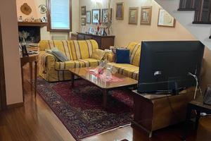 VILLA A SCHIERA CENTRALE A PAESE