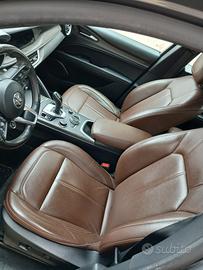 interno sedili in pelle Alfa Stelvio tappezzeria 