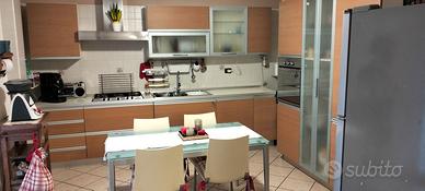 Cucina completa di tavolo e sedie