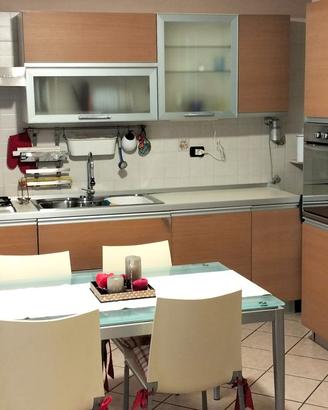 Cucina completa di tavolo e sedie