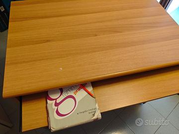 scrivania IKEA con  piano di lavoro estraibile 