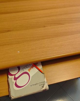 scrivania IKEA con  piano di lavoro estraibile 
