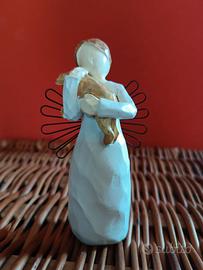 Angioletto che abbraccia un cagnolino