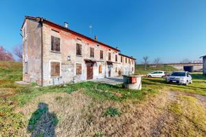 Rustico bifamigliare con terreno e deposito