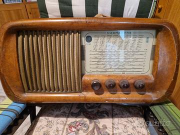 Radio antica a valvole 