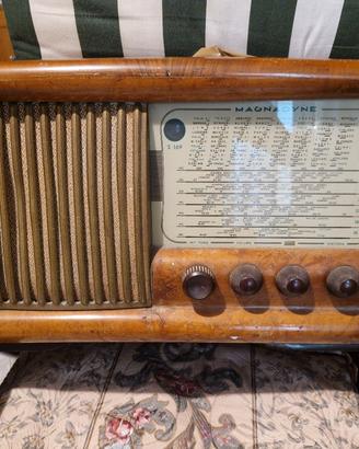 Radio antica a valvole 