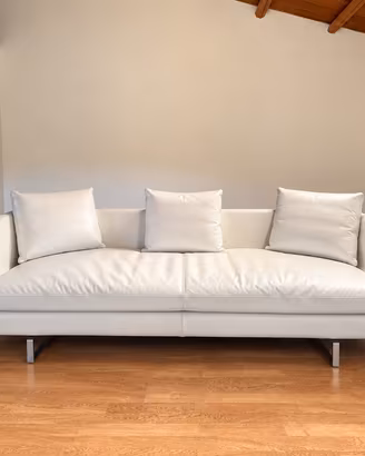 Divano di B&B italia in pelle bianca
