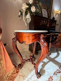 Tavolino classico in legno con piano in marmo