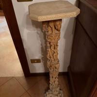 Colonna portavaso decorativa con sculture – stile