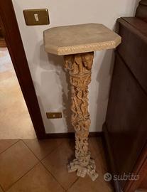 Colonna portavaso decorativa con sculture – stile