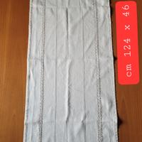 Centrino runner ricamato a mano