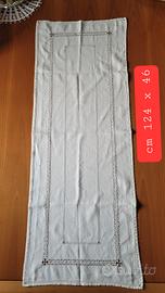 Centrino runner ricamato a mano