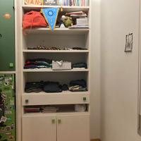 Mobile libreria con cassetti e ante in legno