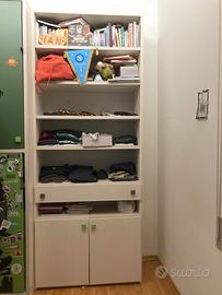 Mobile libreria con cassetti e ante in legno