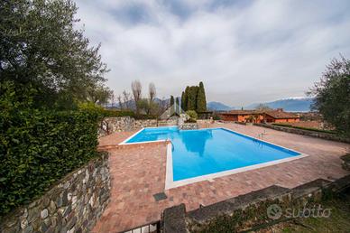 VILLA A SCHIERA A SOIANO DEL LAGO