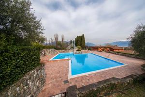 VILLA A SCHIERA A SOIANO DEL LAGO